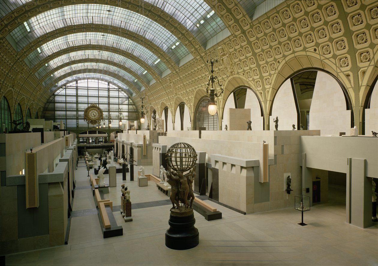 Vista interior da entrada principal, originalmente construída em 1900 de Victor Alexandre Laloux