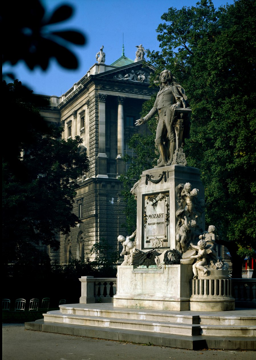 Monumento em homenagem ao compositor austríaco Wolfgang Amadeus Mozart (1756-1791). Escultura de Victor Tilgner (1844-1896) 1896. Viena, Burggarten, Áustria de Victor Tilgner