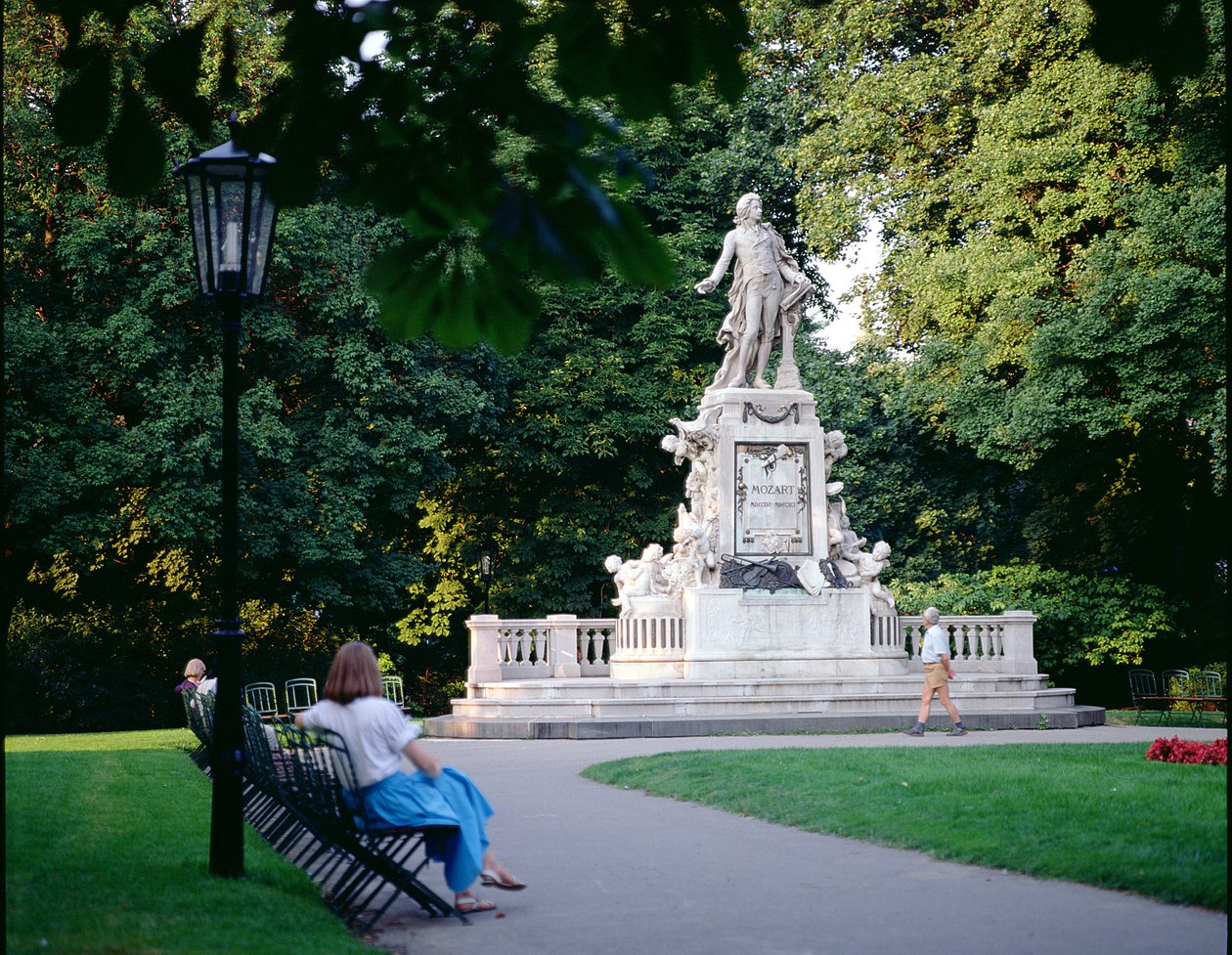 Monumento a Mozart, construído em 1896, Burggarten (foto) de Victor Tilgner