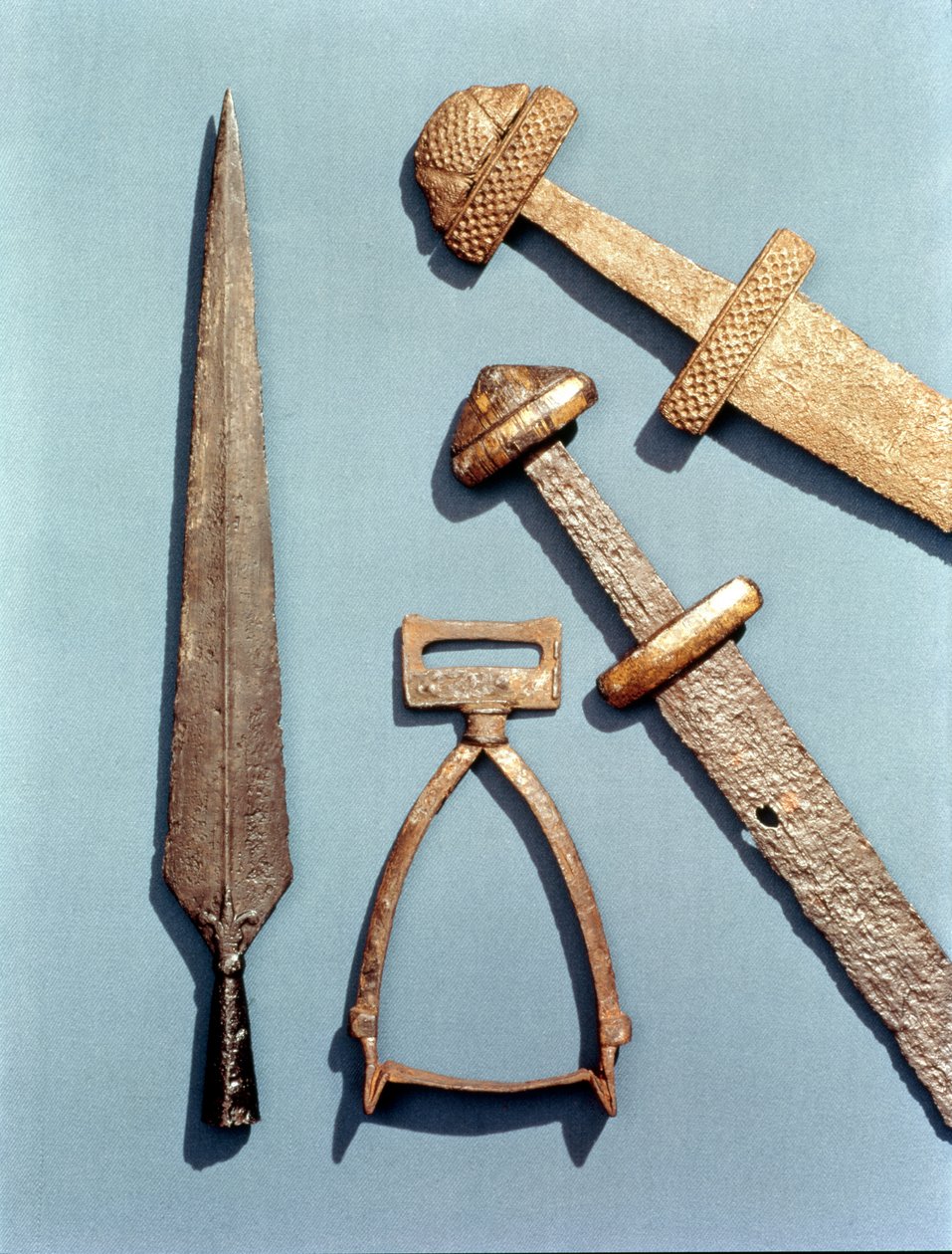 Espadas Viking, estribo e ponta de lança (detalhes) de Viking