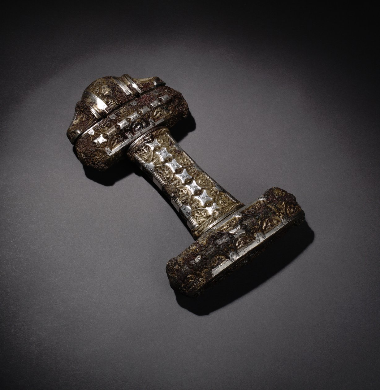 Punho de espada, de Eigg, Escócia (bronze, prata, dourado e niello) de Viking