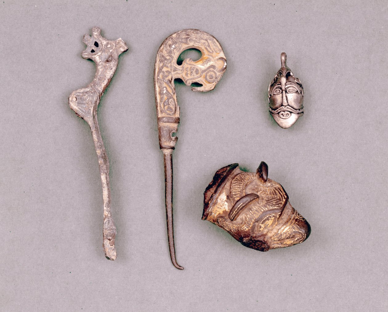 Várias peças de vestuário e jóias Viking, na parte superior direita, uma representação da divindade Odin. Estocolmo, Historiska Museet de Viking Viking
