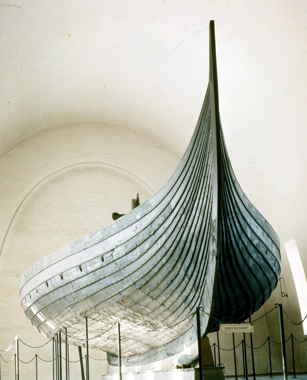 Navio Viking (drakkar) de Gokstad, perto de Oslo. Museu Oslo Bygdoy, Noruega. de Viking Viking