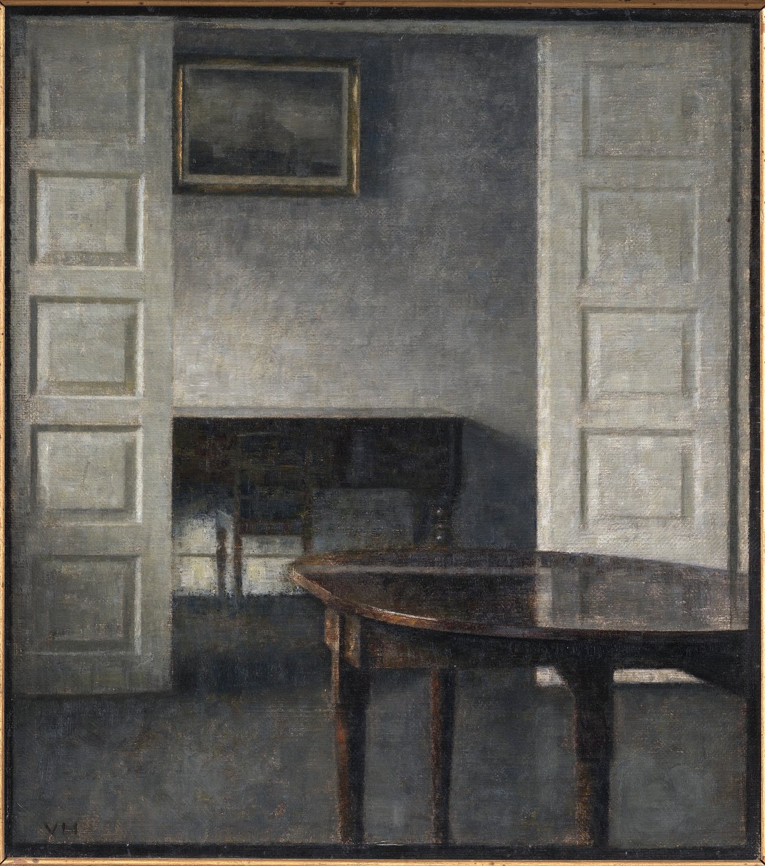 Quarto. As portas de batente estão abertas para um quarto atrás com um piano fechado de Vilhelm Hammershøi