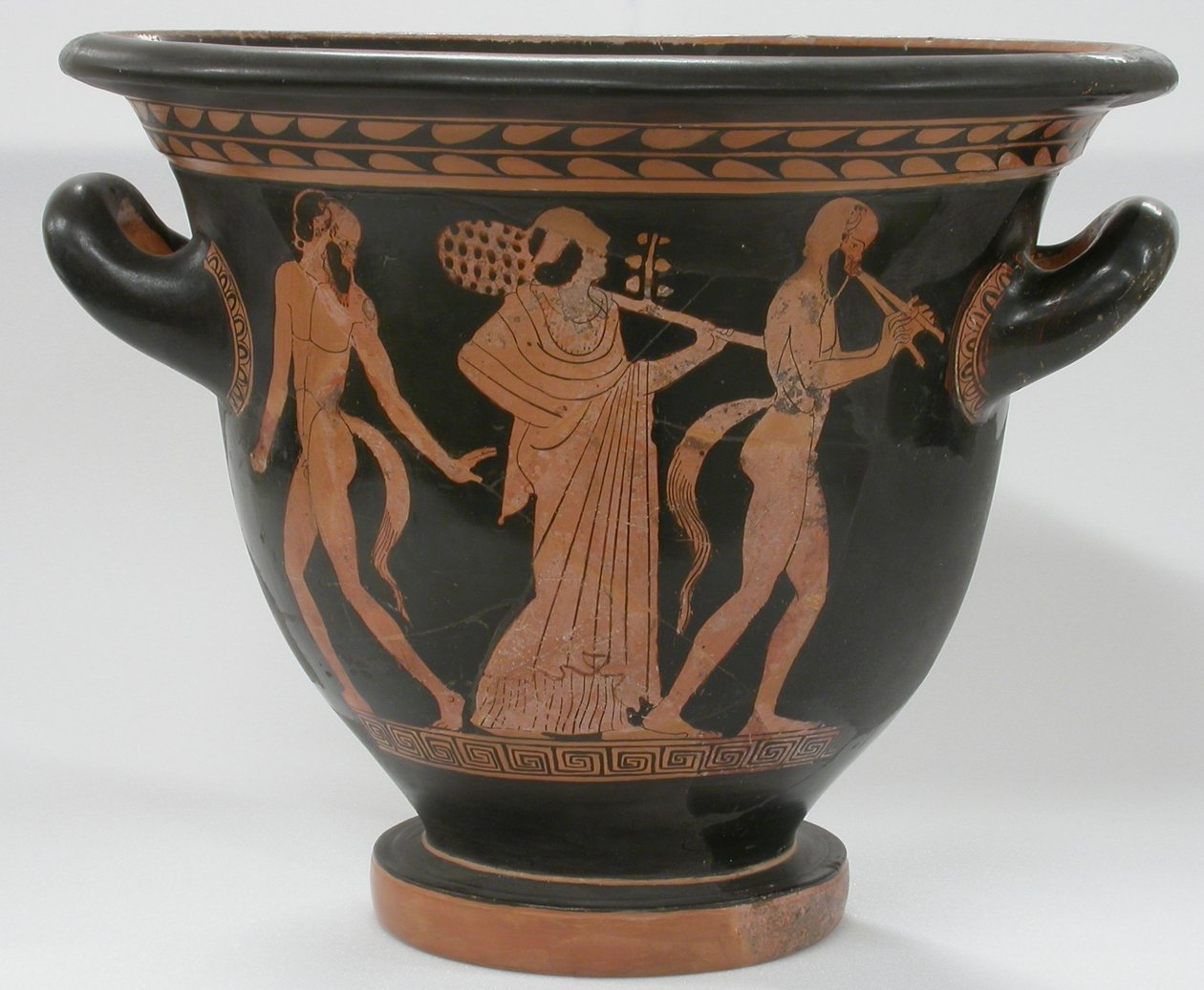 A figura vermelha de Bell Krater, representando várias cenas relativas à Dionysis, c.470-440 aC (cerâmica) de Villa Giulia Painter