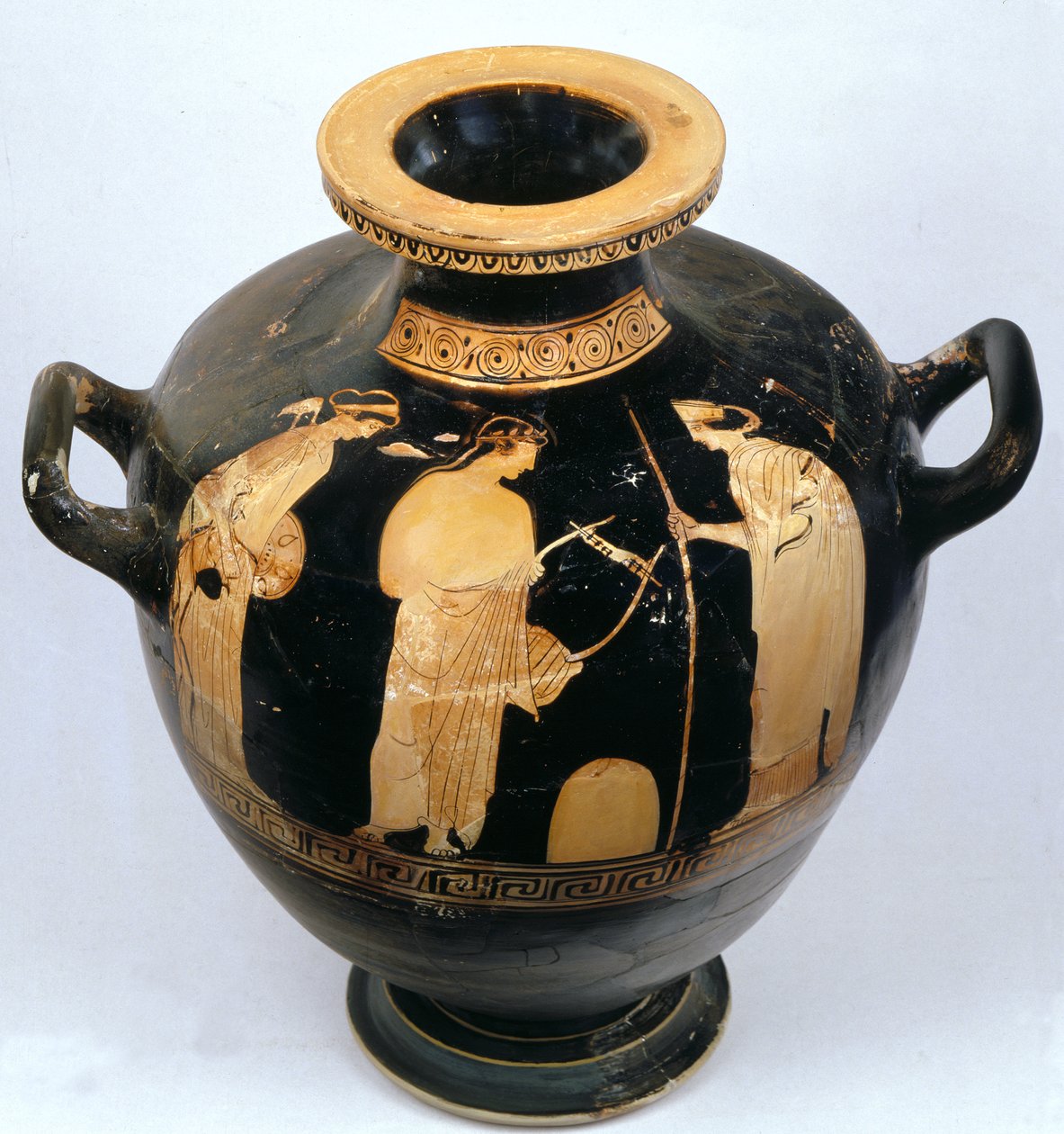 Hidria ática de figuras vermelhas com Ártemis, Apolo e Leto, 460-450 aC (argila) de Villa Giulia Painter attr. to Villa Giulia Painter attr. to