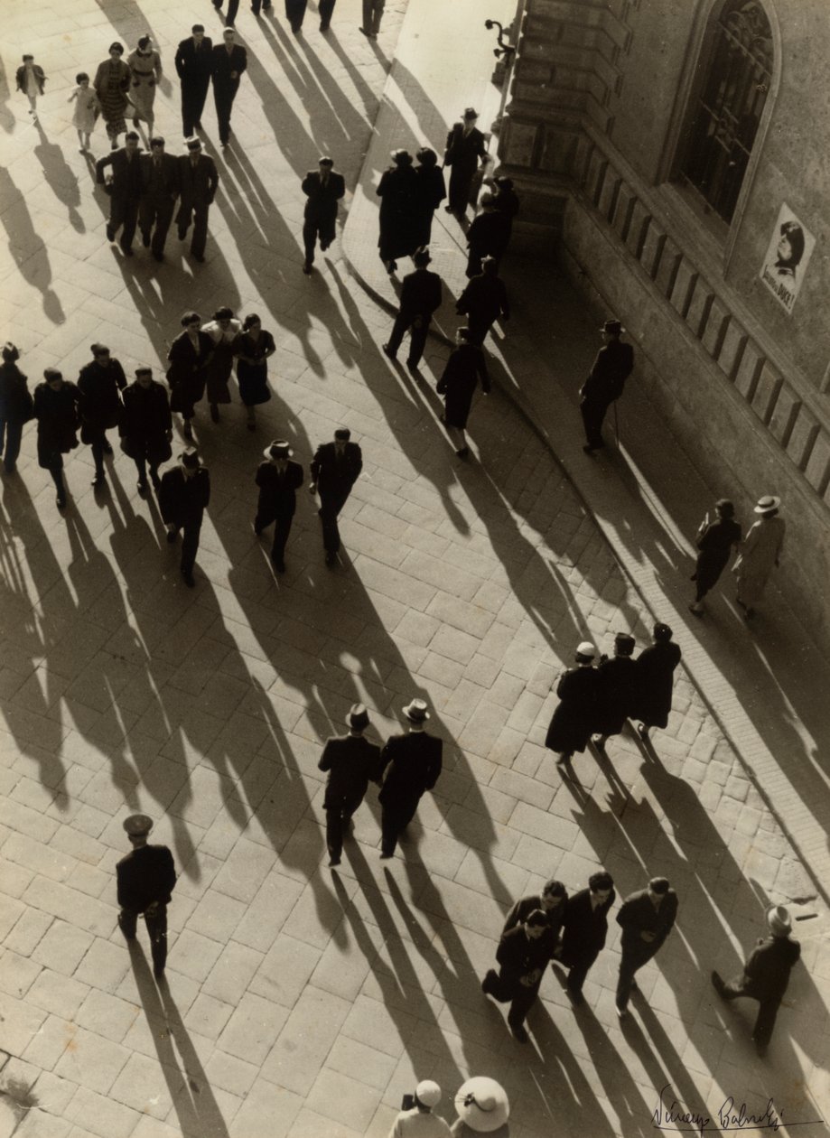 Vista aérea de uma rua cheia de gente, c.1938 (fotografia a preto e branco) de Vincenzo Balocchi