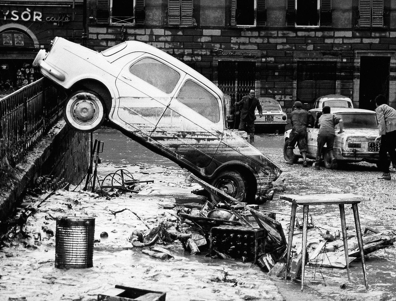 Um automóvel atirado por cima de uma balaustrada na Via dei Renai durante a inundação de Florença, em novembro de 1966 (fotografia a preto e branco) de Vincenzo Balocchi