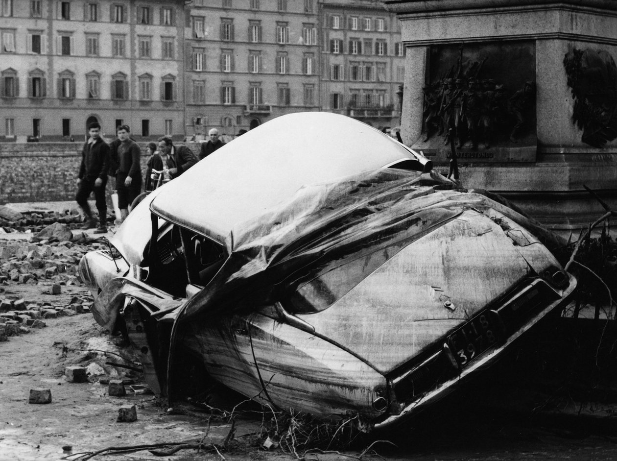 Citroën DS encostado a um monumento durante a inundação de Florença, novembro de 1966 (fotografia a preto e branco) de Vincenzo Balocchi