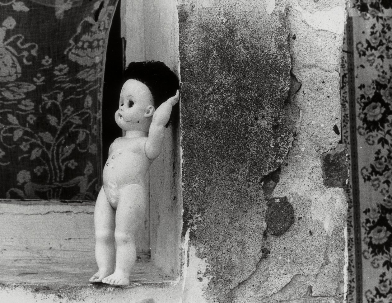 Boneca no parapeito de uma janela de Vincenzo Balocchi