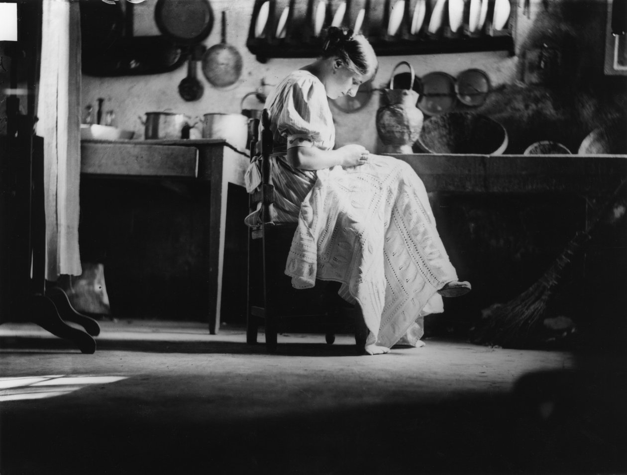 Rapariga a coser linho para o seu dote, c.1916 (fotografia a preto e branco) de Vincenzo Balocchi