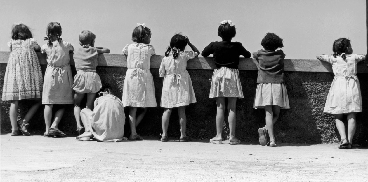 Grupo de crianças encostadas a um parapeito, Itália, c.1960 (impressão a gelatina e prata) de Vincenzo Balocchi