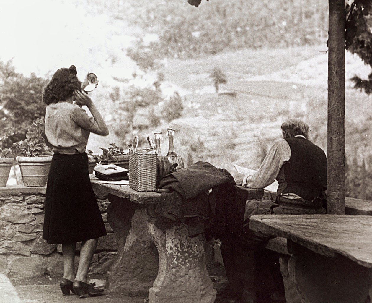 Pessoas durante um piquenique, c.1955-60 (fotografia a preto e branco) de Vincenzo Balocchi