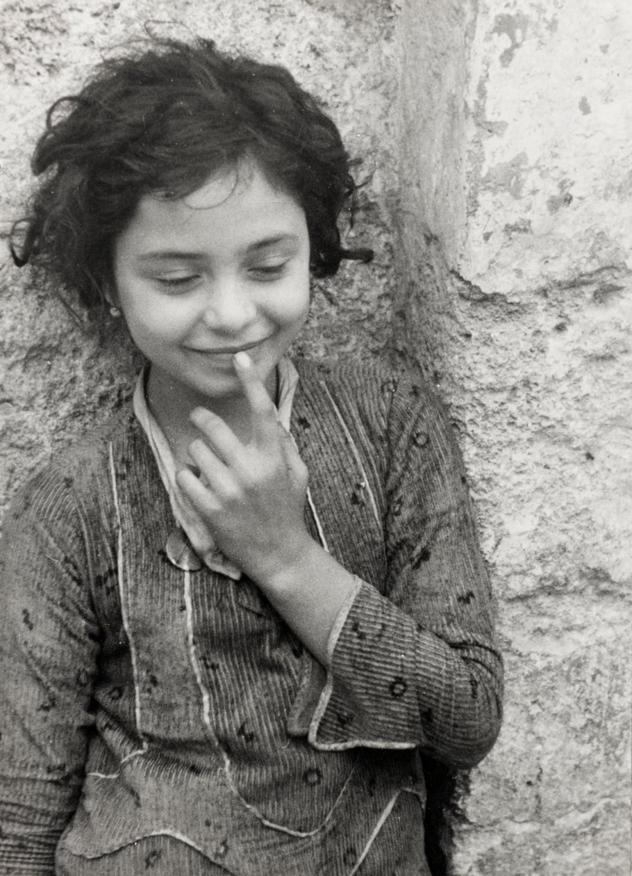 Retrato de uma criança, do "Aegean Cruise - Zara, Athens, Rhodes and Tripoli Album", maio de 1934 (fotografia a preto e branco) de Vincenzo Balocchi