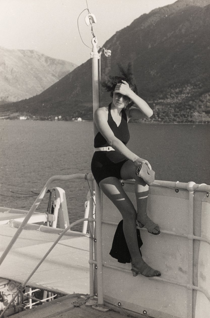 Retrato de uma mulher a bordo de um navio de cruzeiro, do álbum "Corfu, Atenas e a Baía de Kotor de Vincenzo Balocchi