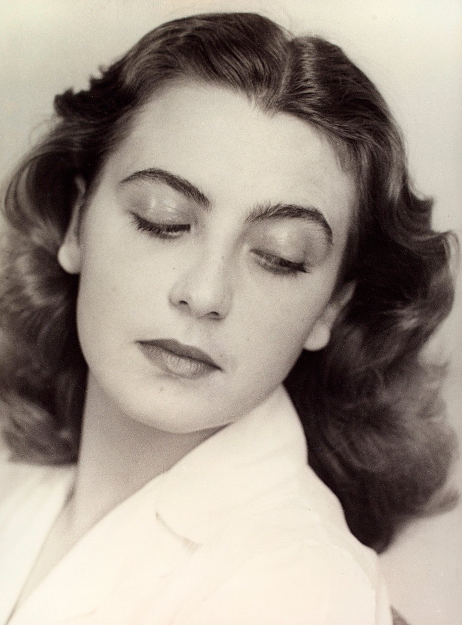 Retrato de uma jovem, c.1940 (fotografia a preto e branco) de Vincenzo Balocchi