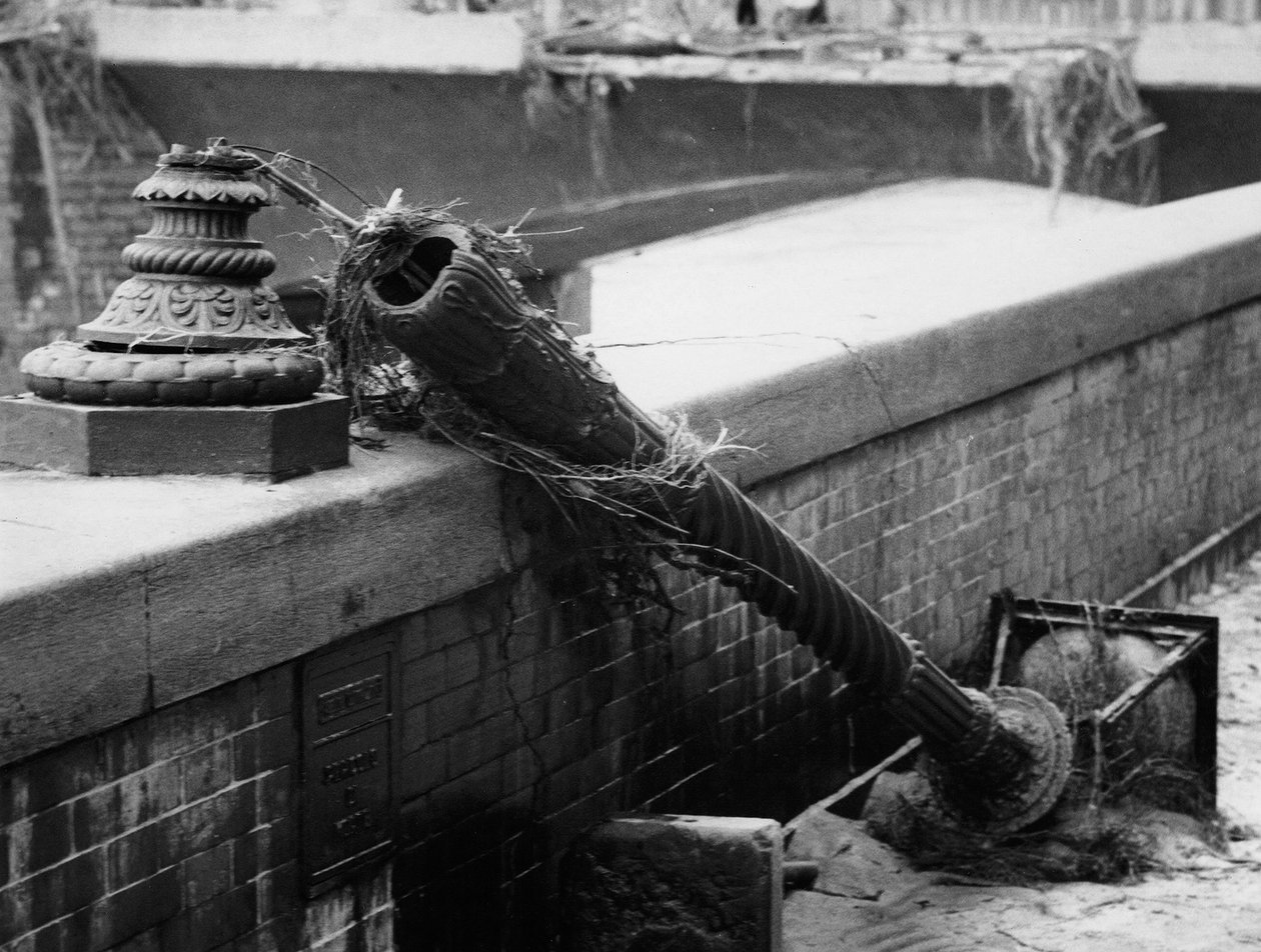 Candeeiro de rua partido pela força das águas das cheias em Florença, novembro de 1966 (fotografia a preto e branco) de Vincenzo Balocchi