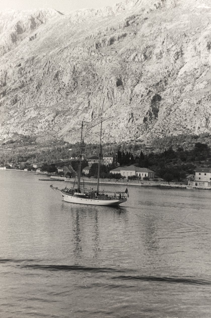 O veleiro do Duque de Aosta, ao largo da costa de Kotor, Croácia, do álbum "Corfu, Atenas e a Baía de Kotor de Vincenzo Balocchi