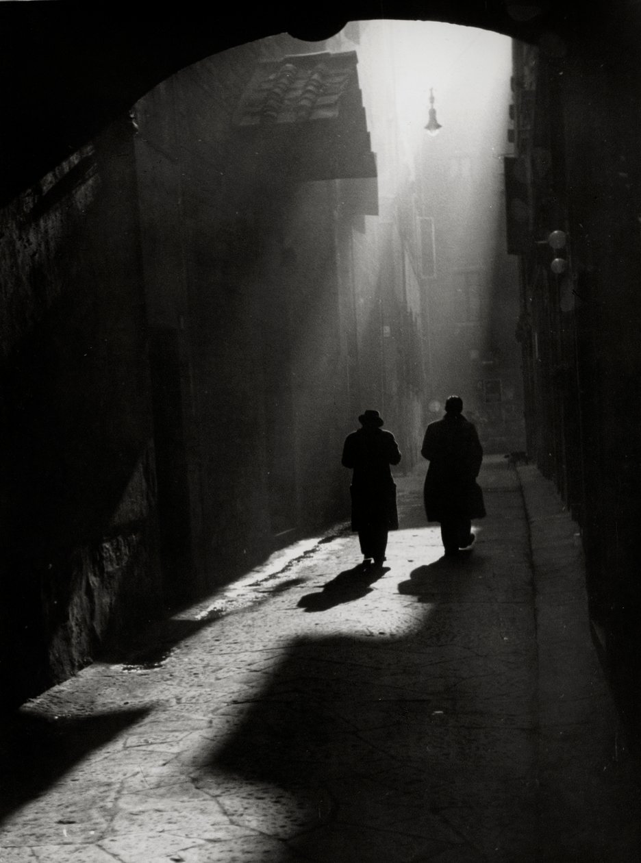 Dois homens caminham numa pequena rua típica de Florença de Vincenzo Balocchi