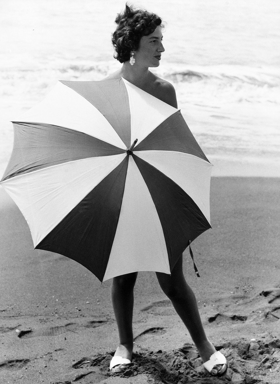 Mulher com guarda-sol na praia, c.1960 (fotografia a preto e branco) de Vincenzo Balocchi