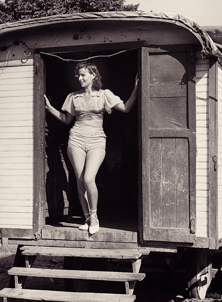 Mulher jovem numa carruagem de circo, c.1960 (fotografia a preto e branco) de Vincenzo Balocchi