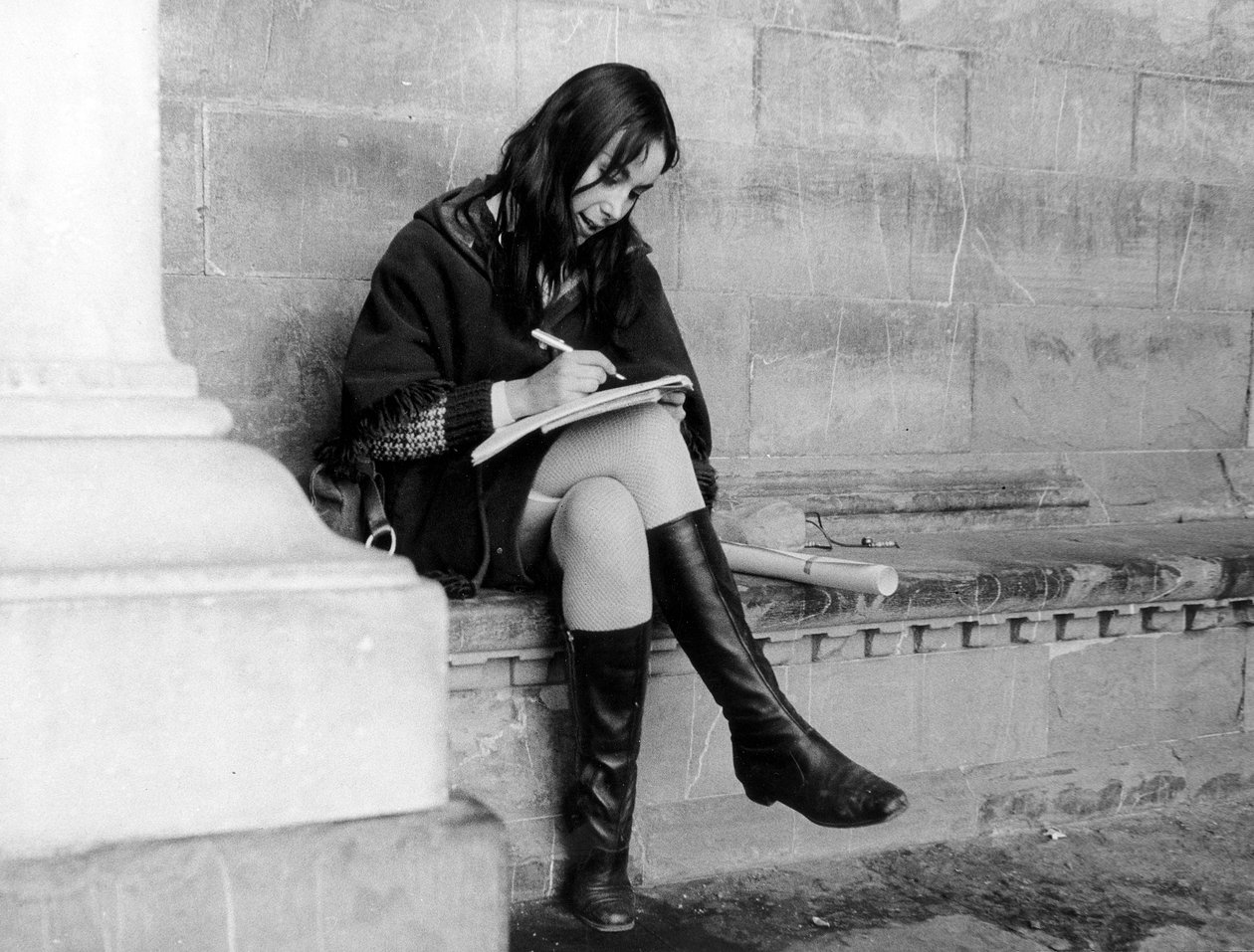 Mulher jovem a escrever debaixo da Loggia del Lanzi em Florença, c.1965 (fotografia a preto e branco) de Vincenzo Balocchi