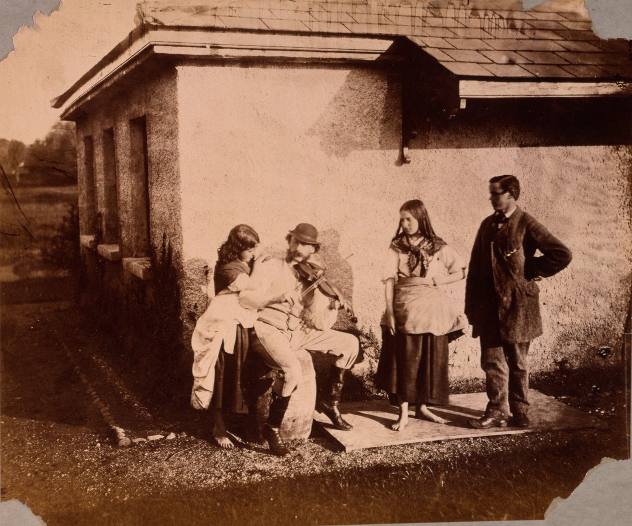 As crianças ouvem um homem tocando violino, c.1859-61 de Viscountess Hawarden