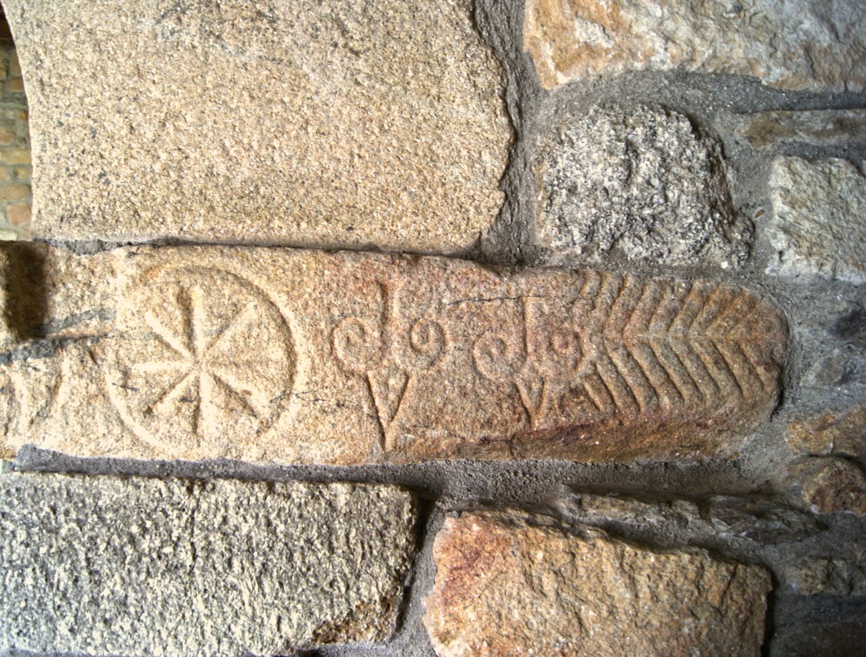 Visigothic carvings in the Chapel of São Pedro de Balsemão, Sé, Lamego, Portugal c.599 (granite) de Visigothic
