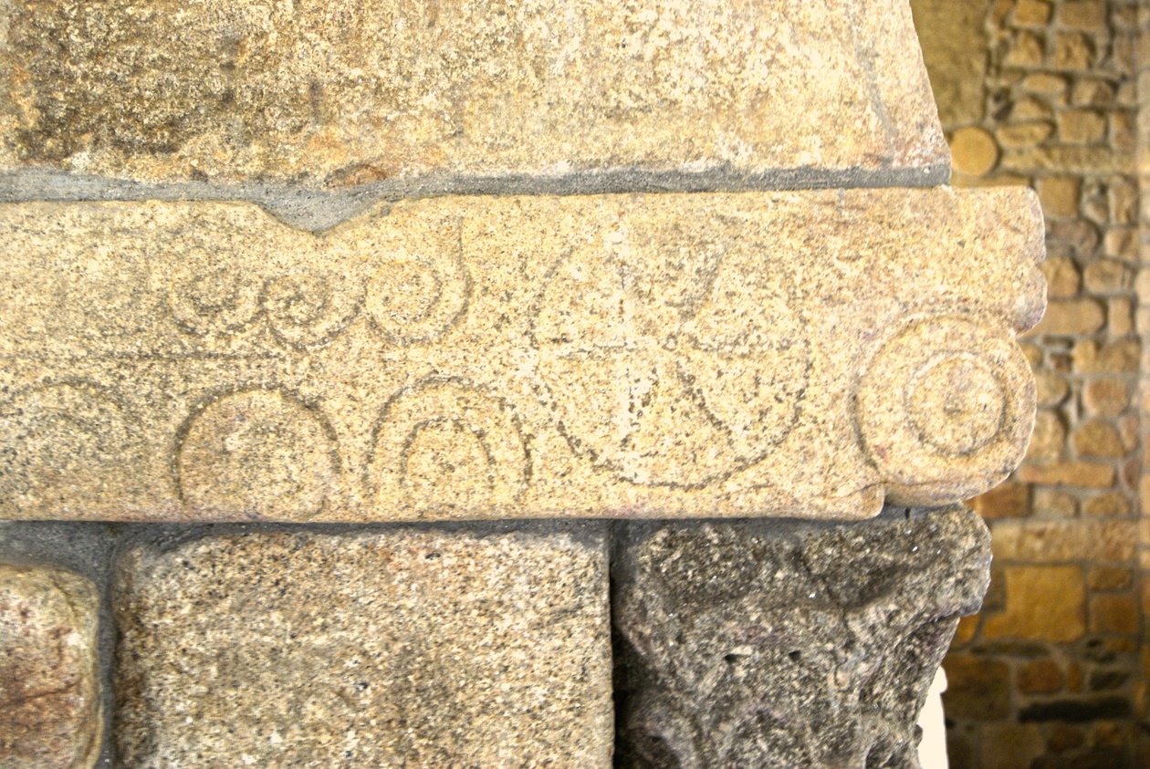 Visigothic carvings in the Chapel of São Pedro de Balsemão, Sé, Lamego, Portugal c.599 (granite) de Visigothic
