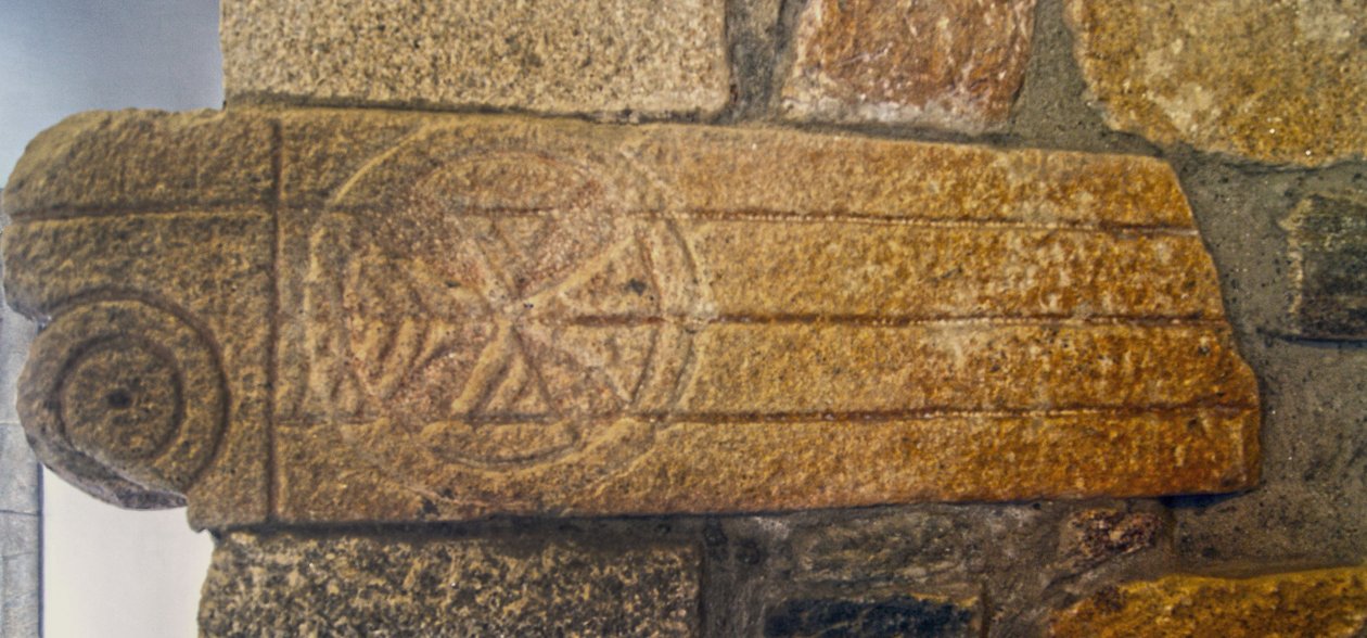 Visigothic carvings in the Chapel of São Pedro de Balsemão, Sé, Lamego, Portugal c.599 (granite) de Visigothic