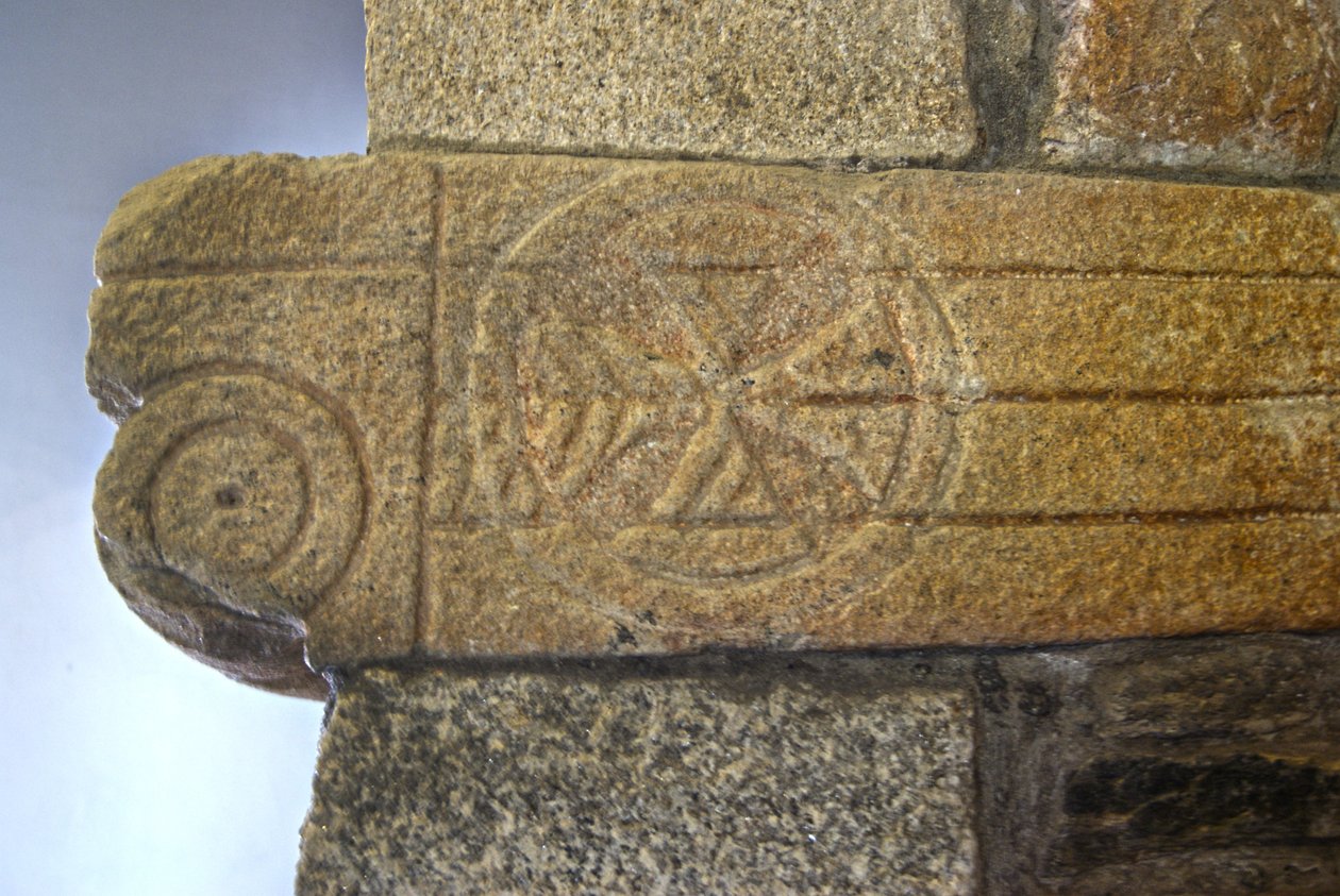 Visigothic carvings in the Chapel of São Pedro de Balsemão, Sé, Lamego, Portugal c.599 (granite) de Visigothic
