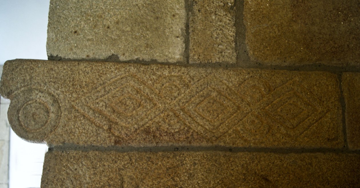 Visigothic carvings in the Chapel of São Pedro de Balsemão, Sé, Lamego, Portugal c.599 (granite) de Visigothic
