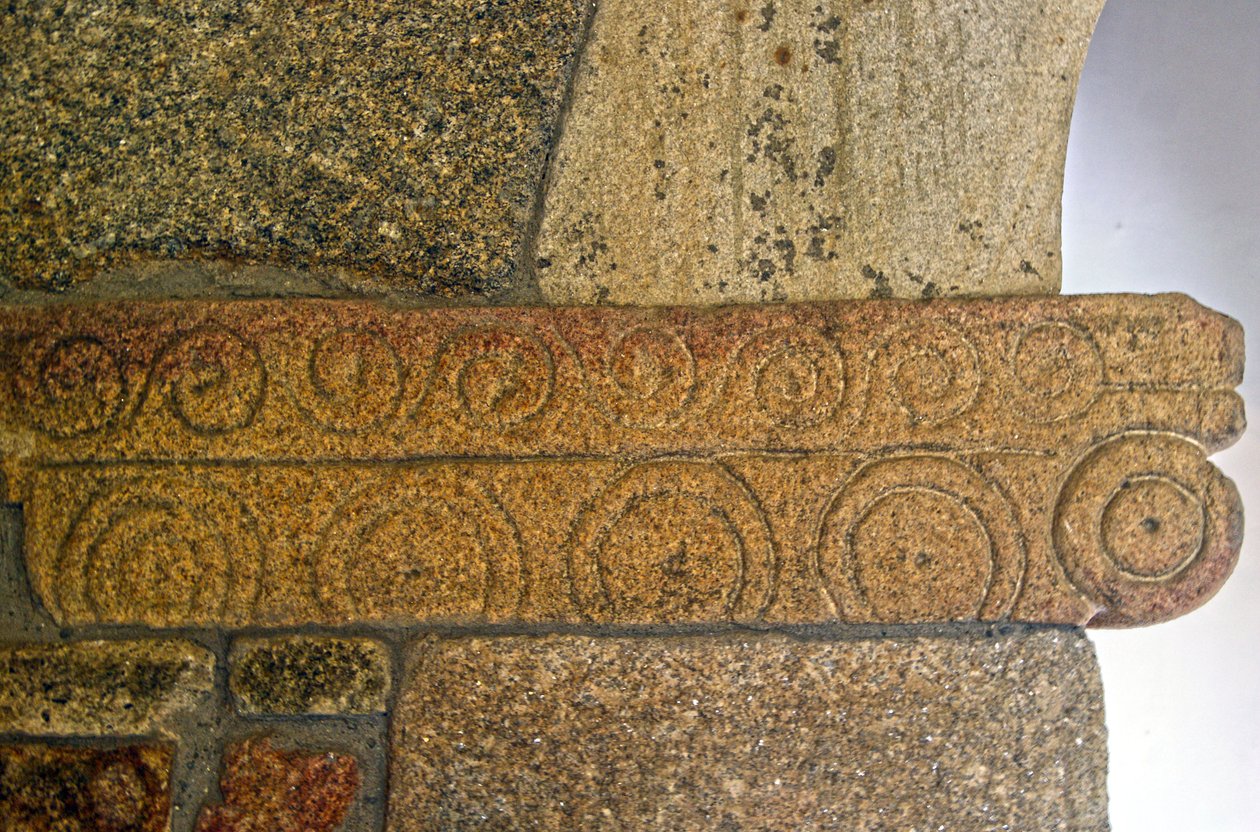 Visigothic carvings in the Chapel of São Pedro de Balsemão, Sé, Lamego, Portugal c.599 (granite) de Visigothic