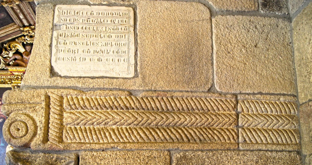 Visigothic carvings in the Chapel of São Pedro de Balsemão, Sé, Lamego, Portugal c.599 (granite) de Visigothic