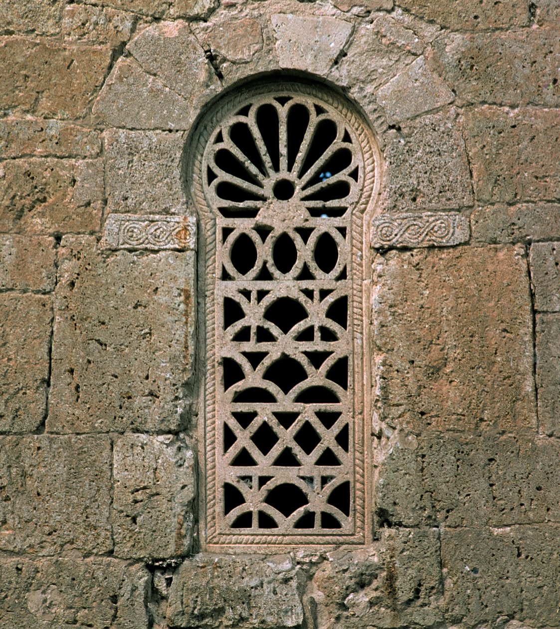 Janela com rendilhado, da Basílica de San Juan Bautista, construída em 661 de Visigothic