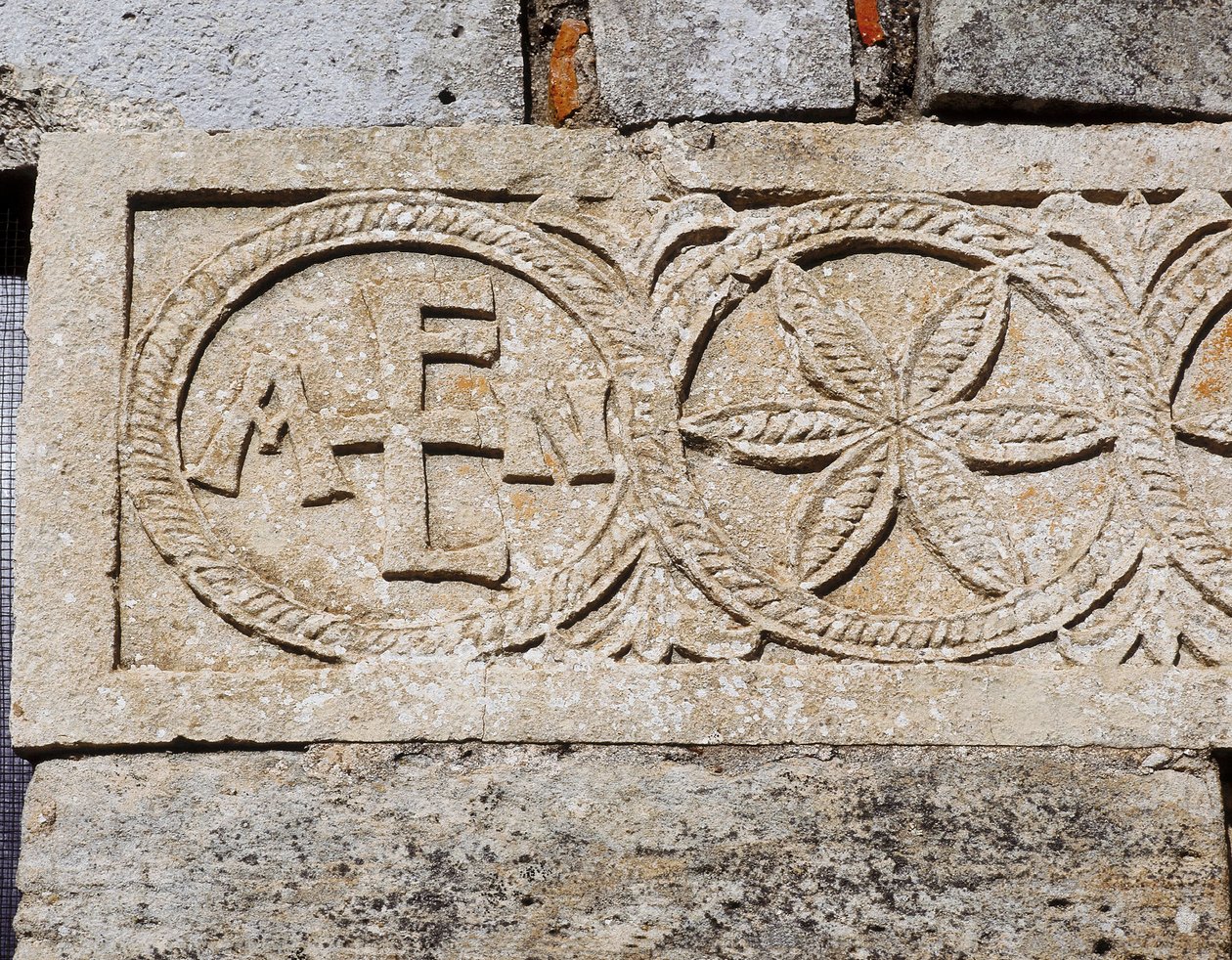 Detalhe da fachada ocidental da Igreja de Santa Maria de Lara, Quintanilla de las Vinas, Espanha, século VII d.C. (relevo em pedra) de Visigothic