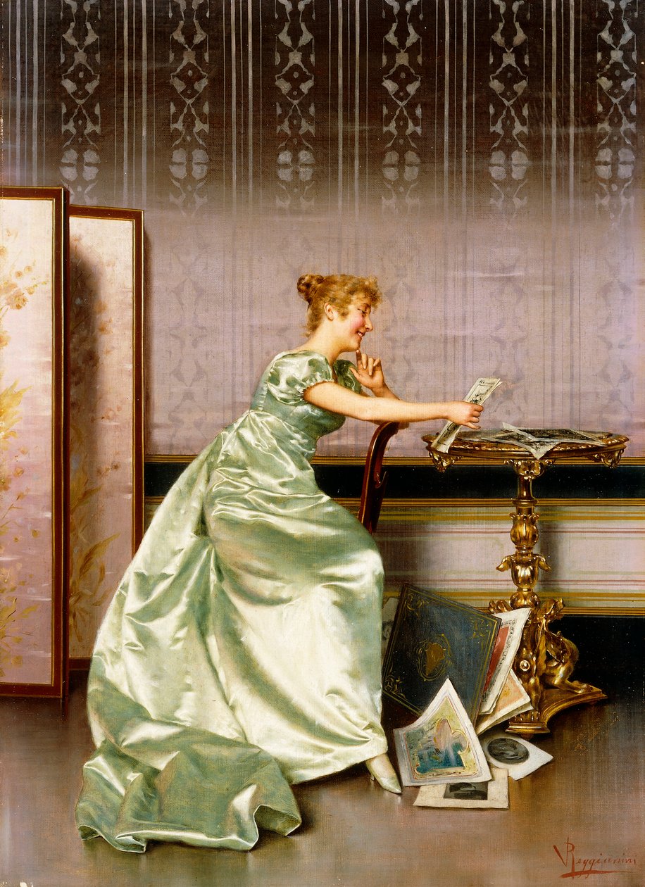 Uma senhora elegante admirando um portfólio de gravuras de Vittorio Reggianini