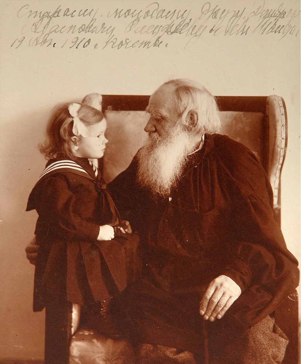 O autor Leon Tolstoy com sua neta Tatiana em Yasnaya Polyana, 1910 (foto bw) de Vladimir Grigorievich Chertkov