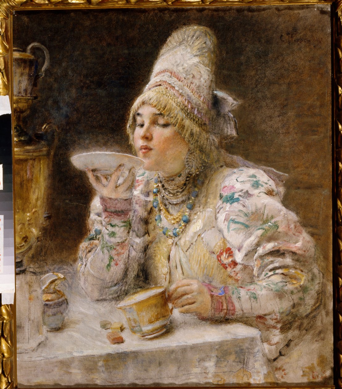 Hora do chá (Uma mulher Boyar (boiard, boiar), em vestido tradicional de duquesa de Moscovo e toucado, senta-se junto a um samovar e bebe o chá que derramou no pires da sua chávena). Pintura de Konstantin Yegorovich Makovsky (Constantin Mako de Vladimir Egorovic Makovsky