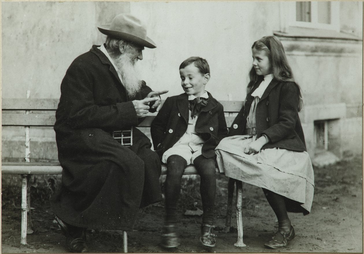 Leo Tolstoi com os netos Leo e Sofia, 1909 de Vladimir Grigorievich Chertkov