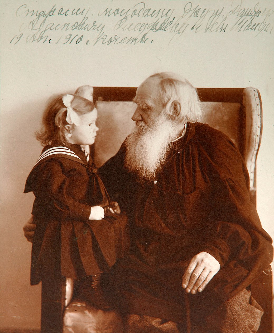 Autor russo Leo Tolstoy com sua neta Tatiana, Yasnaya Polyana, Rússia, c1910. de Vladimir Grigorievich Chertkov
