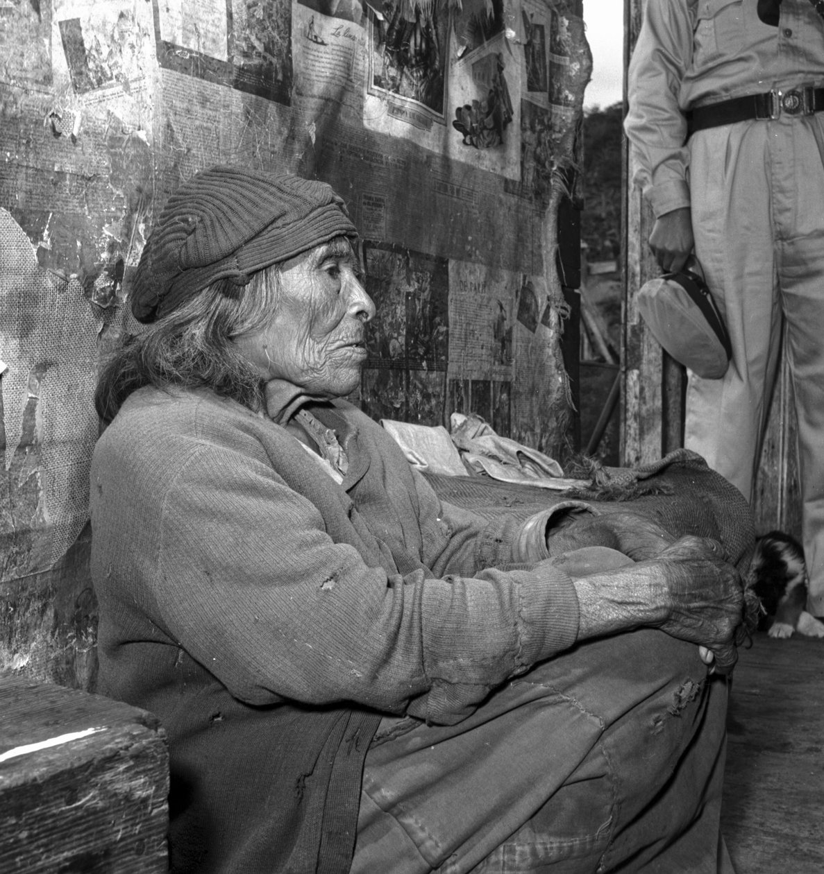 Mulher idosa na Terra do Fogo, indígenas fueguinos, também conhecidos como povo Yaghan de Volkmar Wentzel