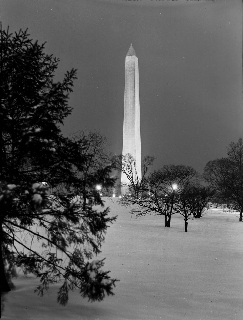 Memorial de Washington depois da queda de neve, Washington By Night de Volkmar Wentzel