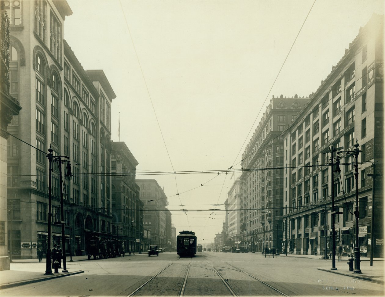 Twelfth Street e Washington Avenue olhando para o sul. de W.C. Persons