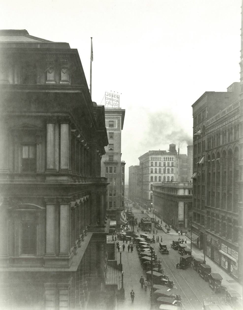 Vista para o norte pela Oitava Rua em direção a Locust Street. de W.C. Persons