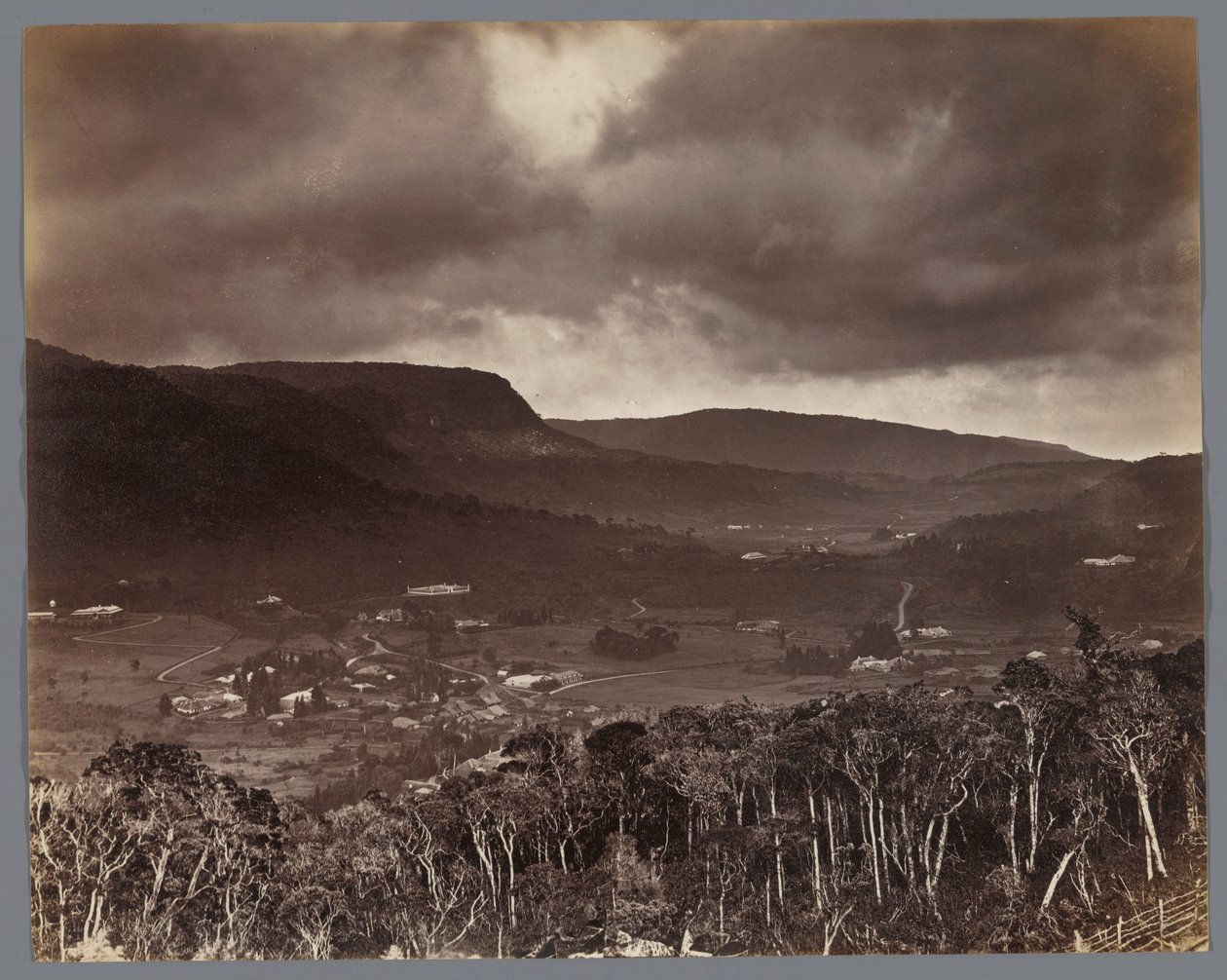 Vista de Nuwara Eliya como visto de Oliphant Estate, Ceilão de W.L.H. Skeen and Co.