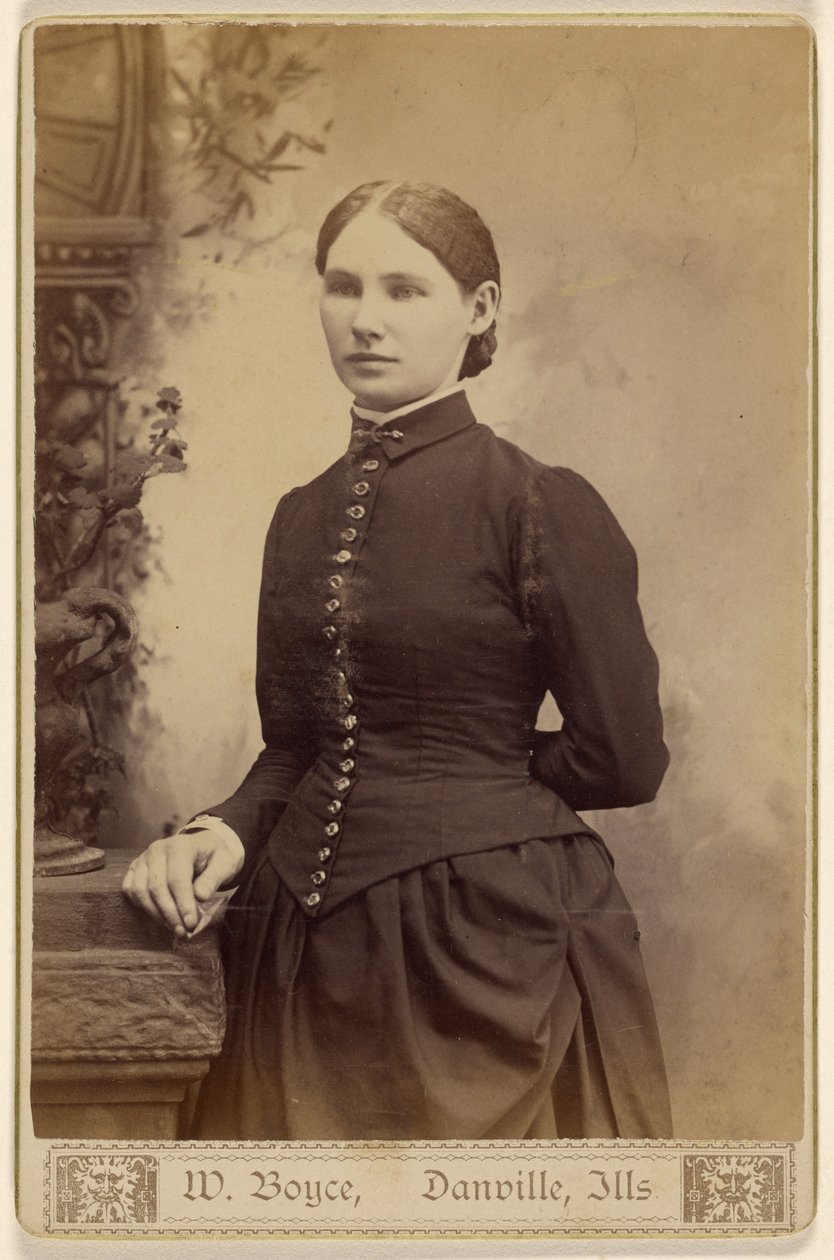 [Mulher não identificada, de pé]. de W. Boyce