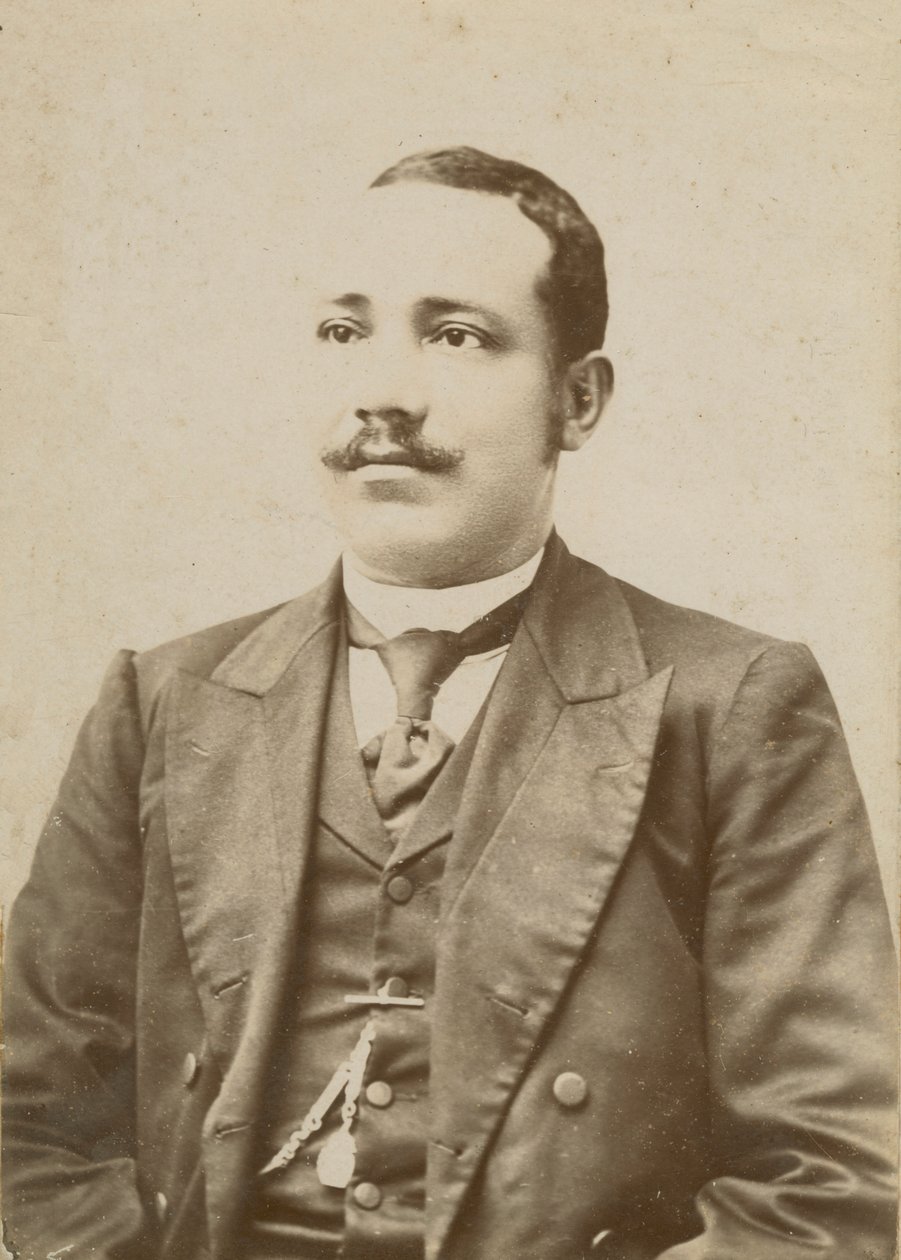 Fotografia de um homem usando um terno de cor escura com um relógio de bolso em seu colete, 1886-1900. de W. M. Hubbard