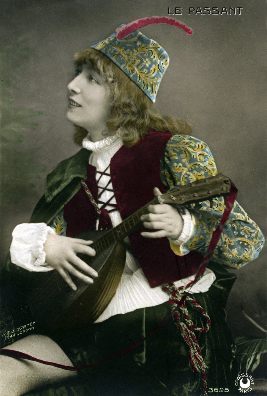 Henriette Rosine Bernard também conhecida por Sarah Bernhardt (1844-1923), no papel de trovador Zanetto, interpretando alaúde na peça "Le passer" de François Coppée. (foto) de W. and D. Downey