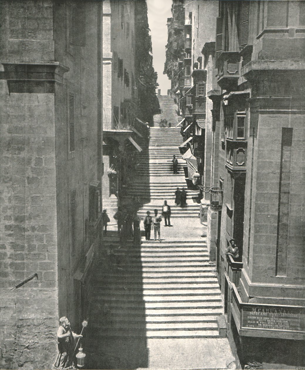 Uma rua íngreme em Valletta, Malta, 1895. de W and S Ltd